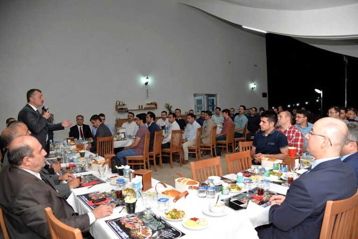 Vali Büyükakın Deneyimlerini Kaymakam Adayları ile Paylaştı