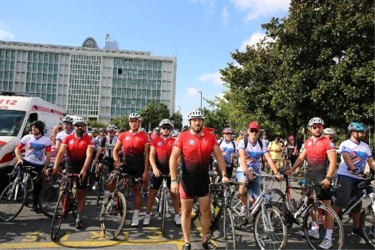 Yüzlerce Bisikletli "Trafikte Biz de Varız" Dedi