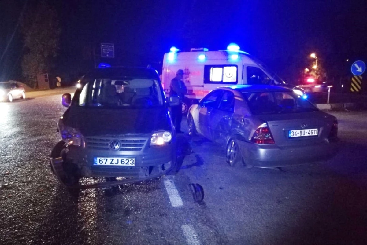 Zonguldak\'ta İki Otomobil Çarpıştı: 2 Yaralı