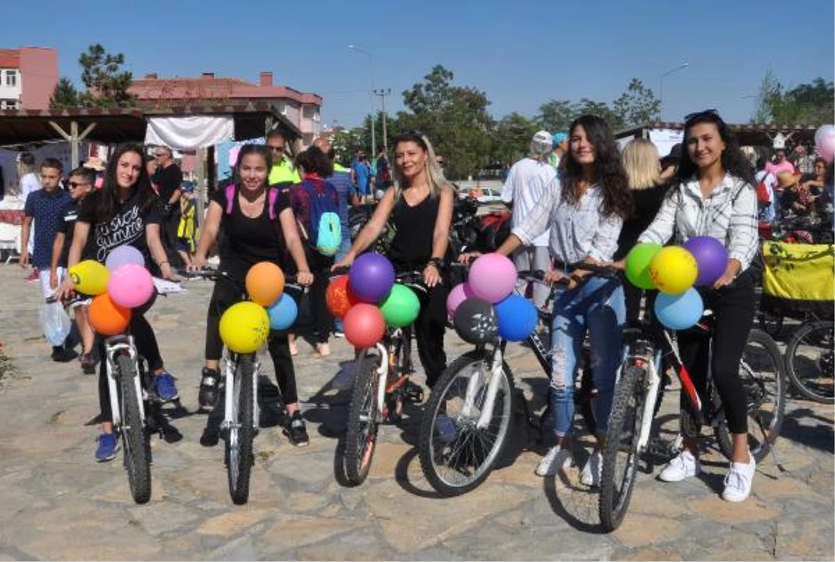 Afyonkarahisar\'da Süslü Kadınlar Pedal Çevirdi