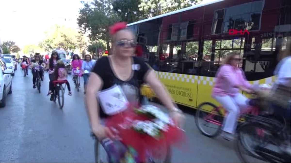 Afyonkarahisar\'da Süslü Kadınlar Pedal Çevirdi
