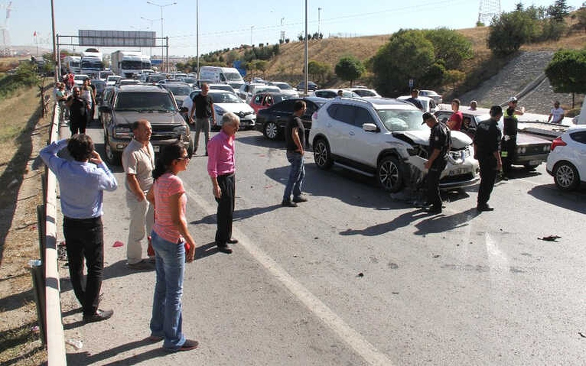 Ankara\'da Zincirleme Trafik Kazası: 17 Araç Birbirine Girdi