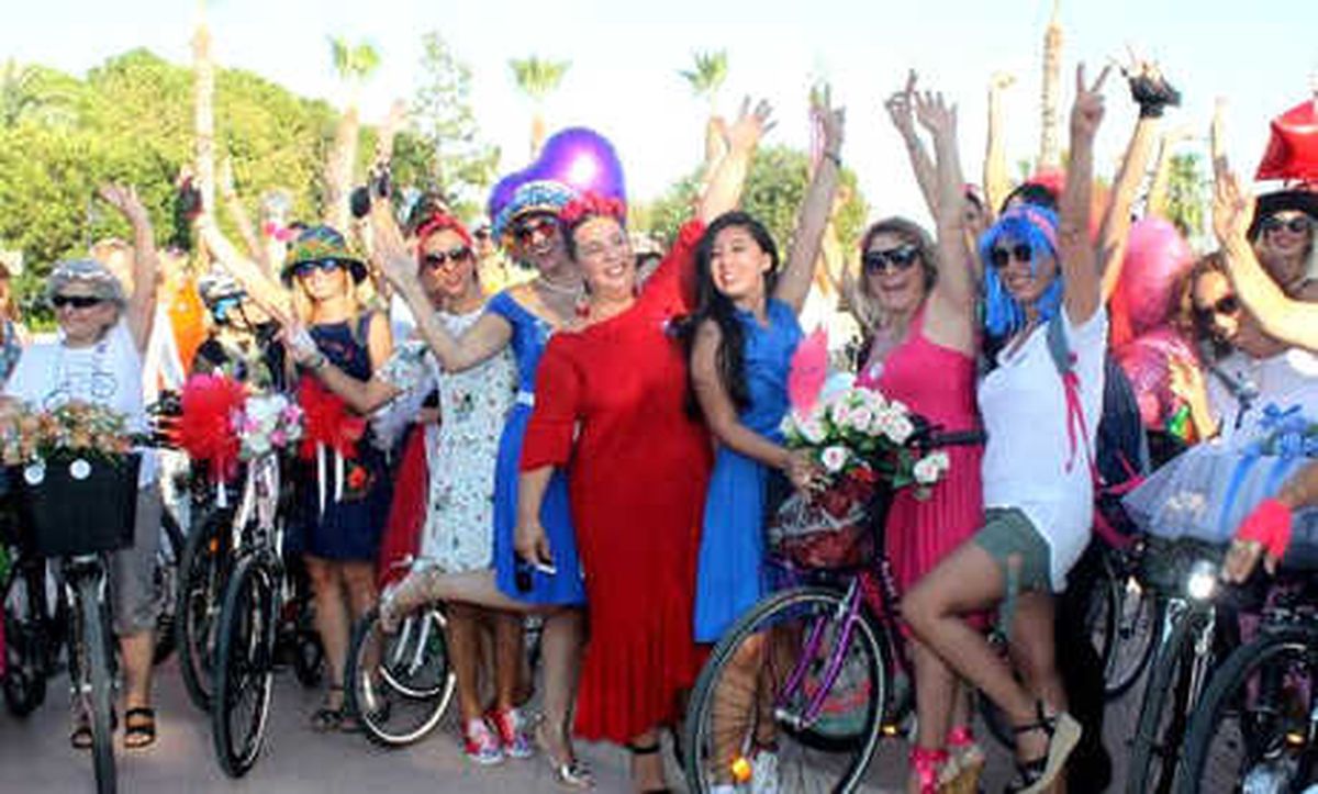 Antalya\'nın \'Süslü Kadınları\' Bisiklet Turunda