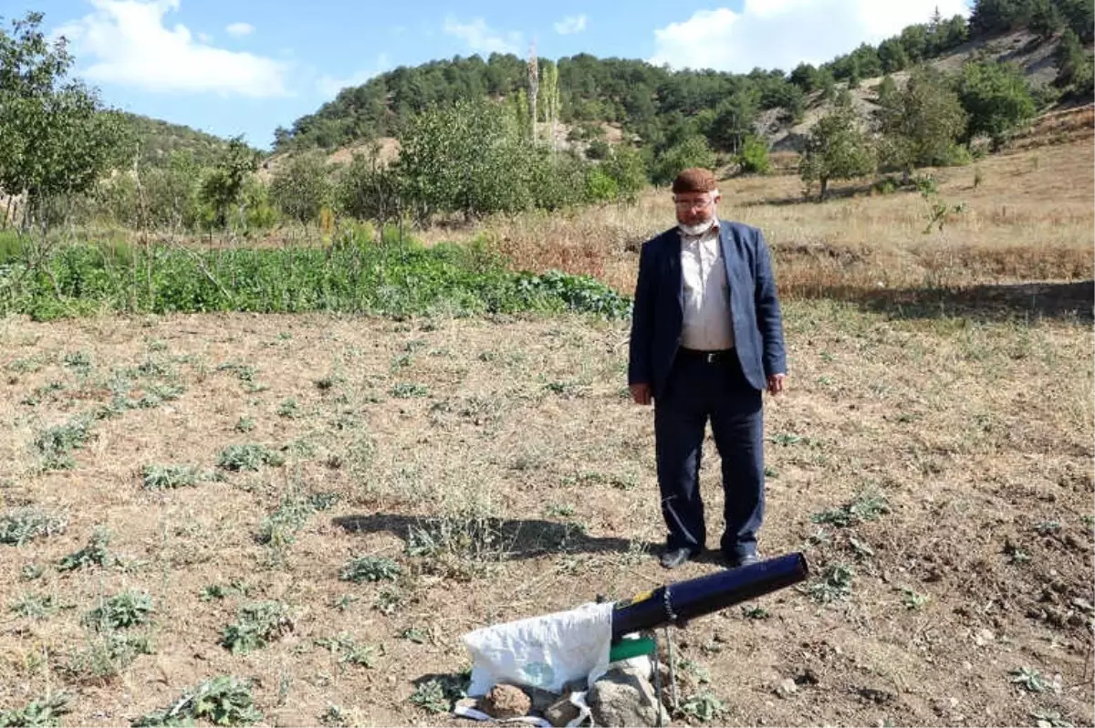 Arılarını Tüp Gazlı Kovucuyla Koruyor