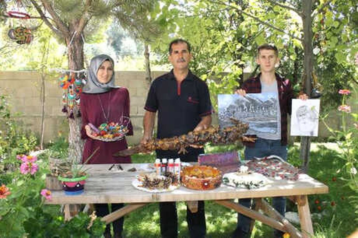 Baba Ağaçla, Kızı Taşla, Oğlu İse Kara Kalemle Sanat Yapıyor