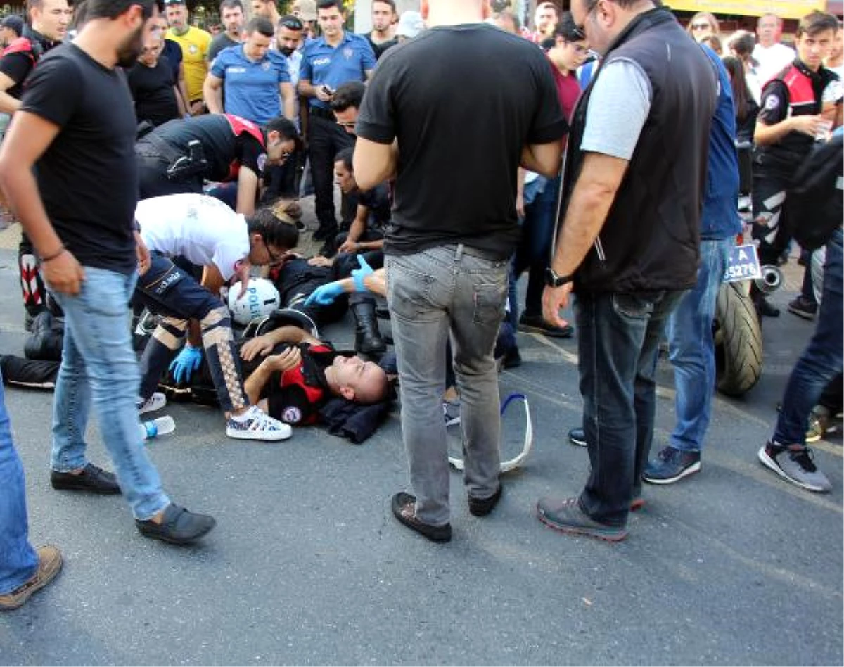 Beşiktaş\'ta Yolun Karşısına Geçen Motosikletli Polislere Minibüs Çarptı: 2 Polis Yaralı