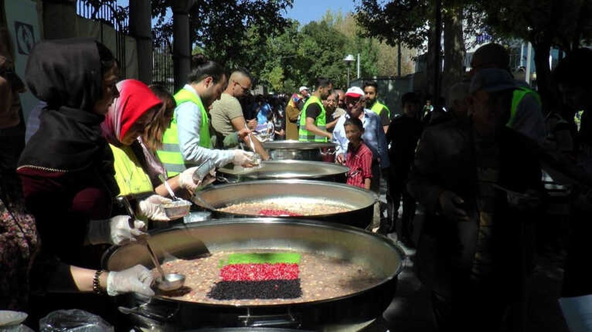 Bin 300 Kişilik Aşure Dağıtıldı