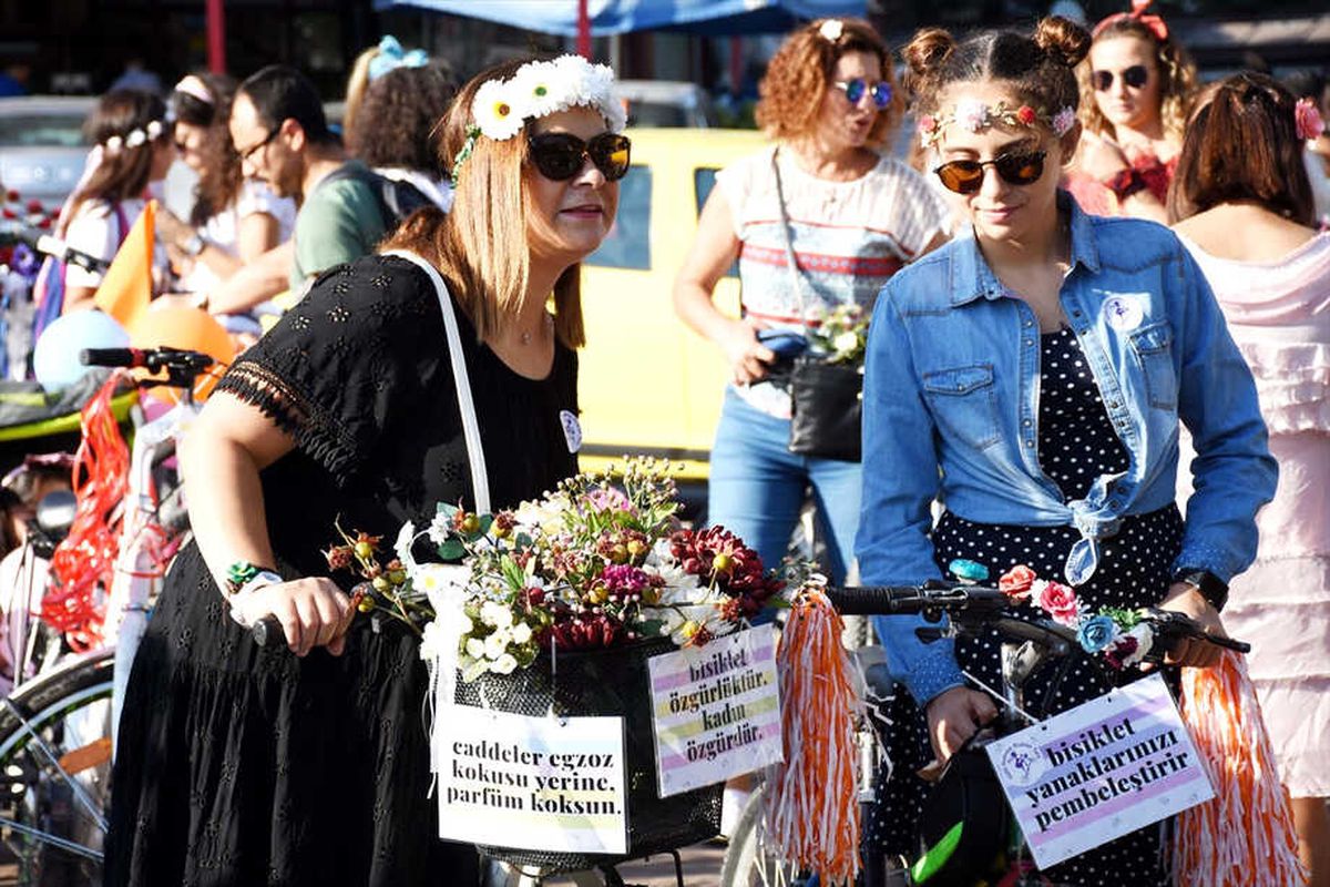 Eskişehir ve Bursa\'da "Süslü Kadınlar Bisiklet Turu" Etkinliği