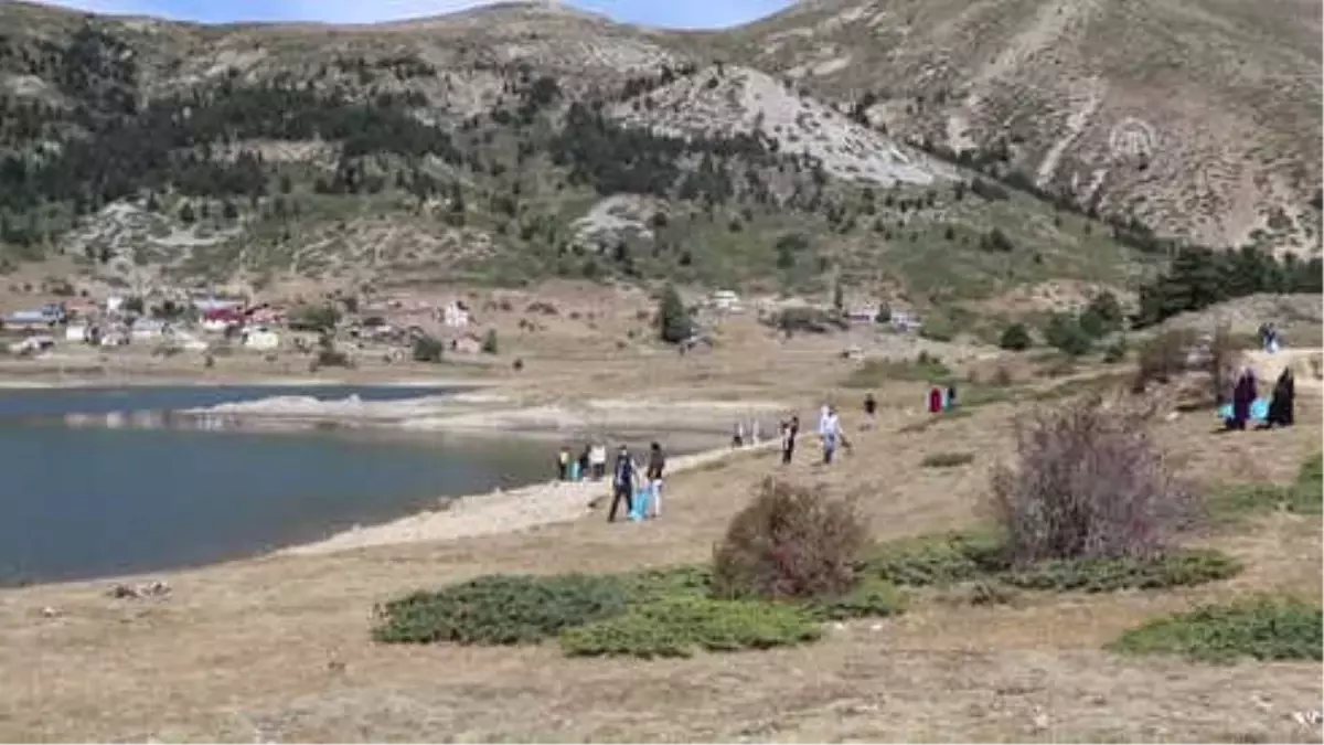 Gençler Doğadan 200 Poşet Çöp Topladı