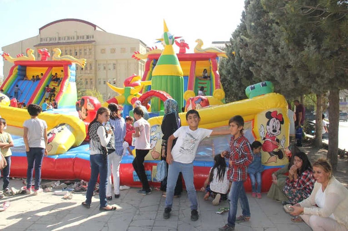Hakkarili Çocukların Şişme Oyun Parkı Sevinci