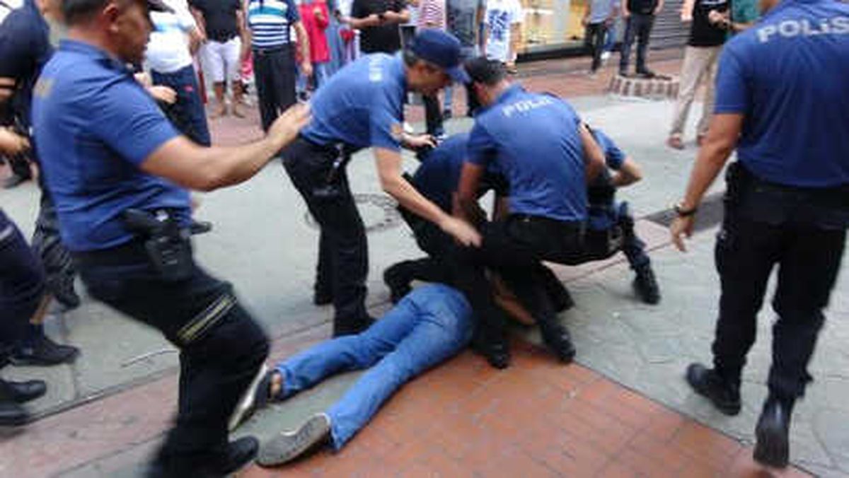 İntihar Eden Baba İçin Toplanan Gruba Polis Müdahalesi: 15 Gözaltı