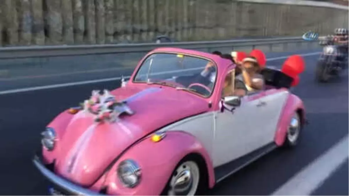 İstanbul\'da Nostaljik Gelin Arabasına Motosikletli Düğün Konvoyu