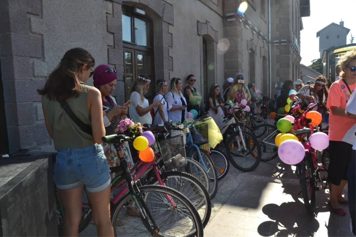 Kadınlar Bisikletleri ile Egzoz Gazına \'Dur\' Dedi