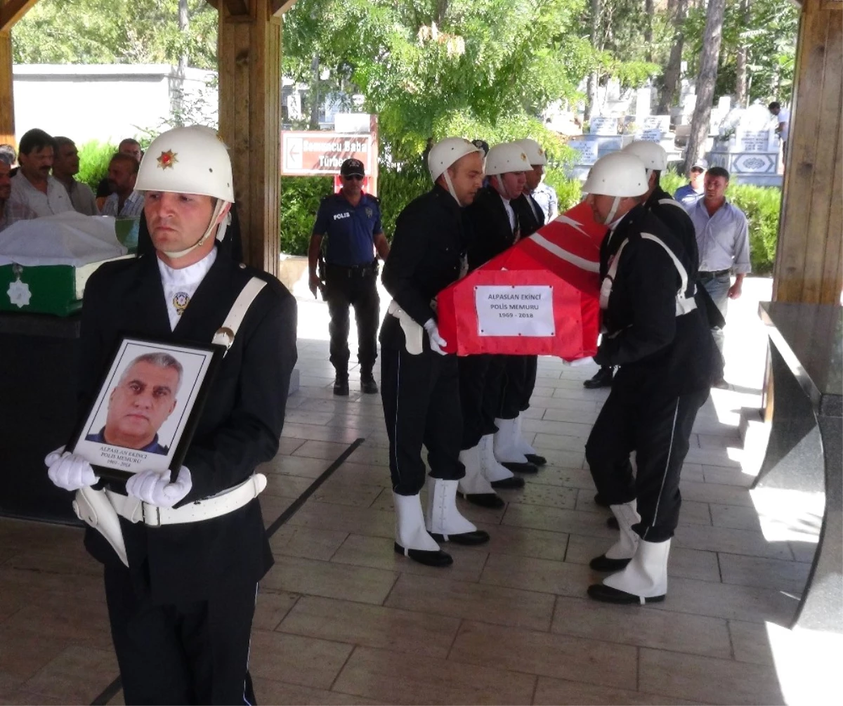 Kalp Krizi Sonucu Hayatını Kaybeden Polis Memleketi Aksaray\'da Toprağa Verildi