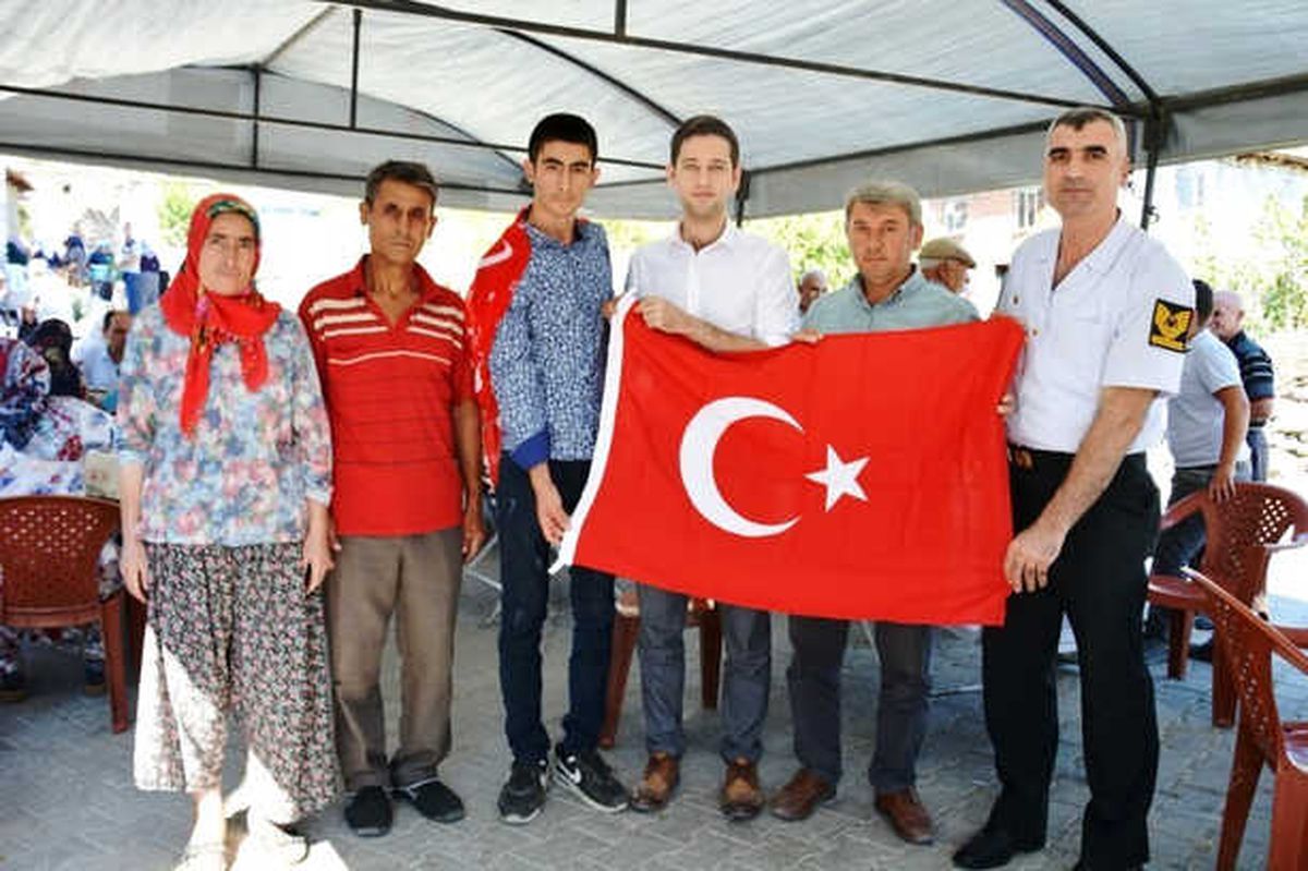 Kaymakam İrdelp\'ten Askere Gidecek Gence Türk Bayrağı