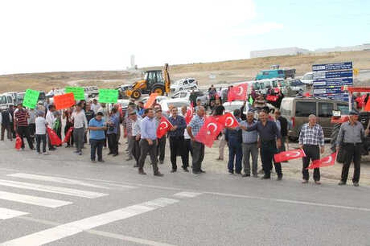 Köylüler Çankırı- Ankara Karayolu\'nu Trafiğe Kapattı