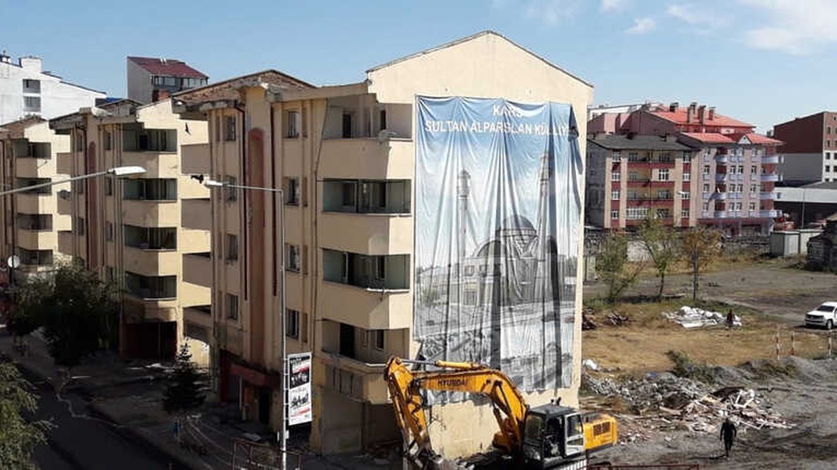 Külliye İnşaatında Yıkım Çalışması Başladı