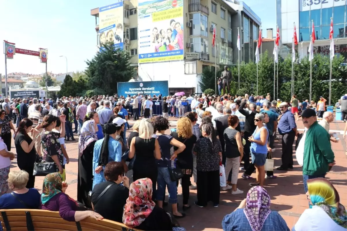 Maltepe\'de 25 Bin Kişiye Aşure Dağıtıldı