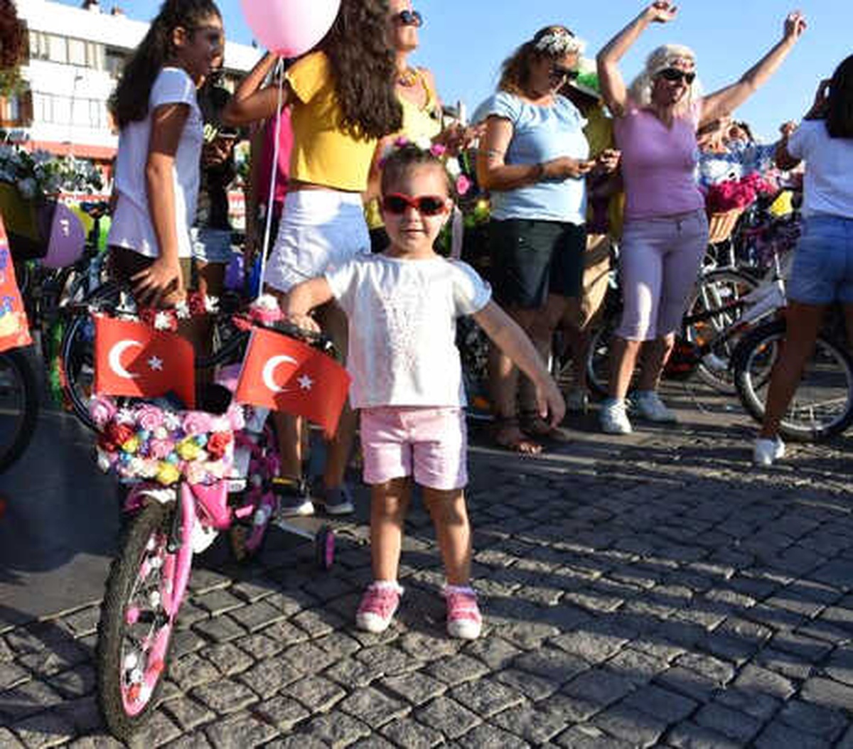 Marmaris\'te 300 Süslü Kadın Sağlıklı Yaşam İçin Pedal Çevirdi