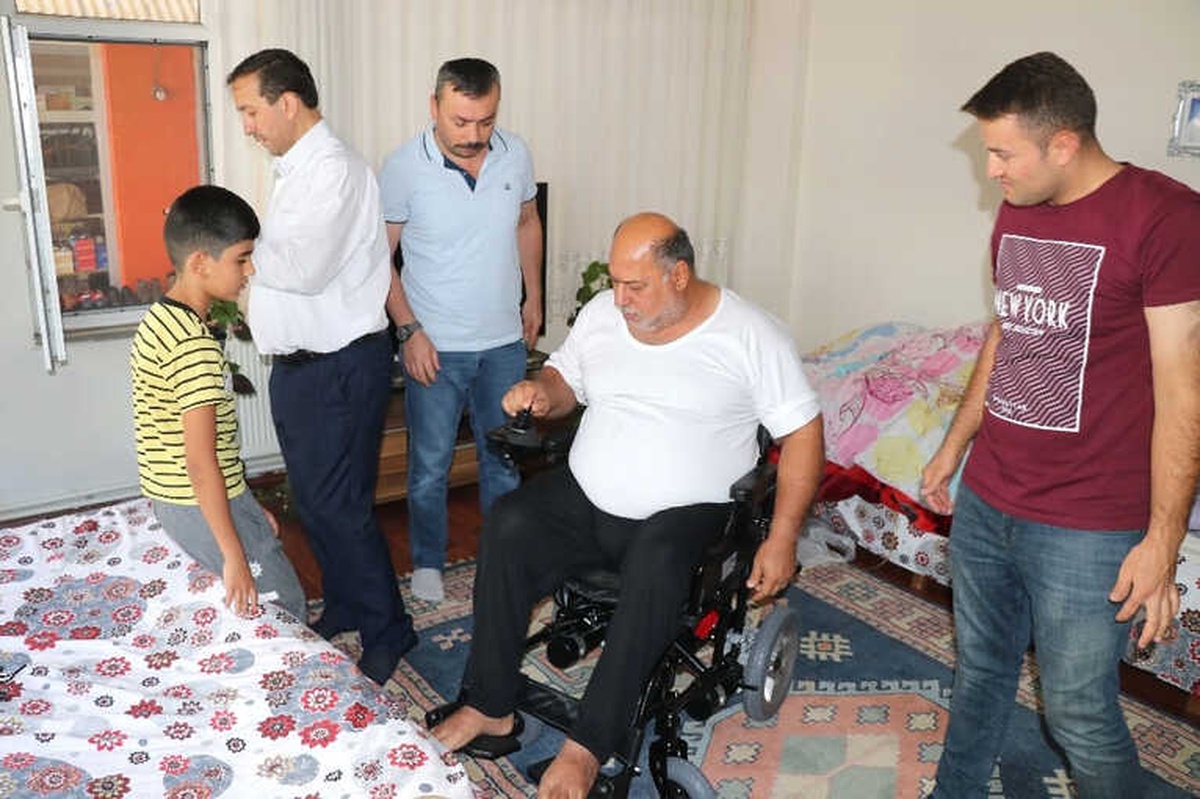 Şarapnel Parçası Sonrası Felç Kalan Iraklı Adama Akülü Sandalye