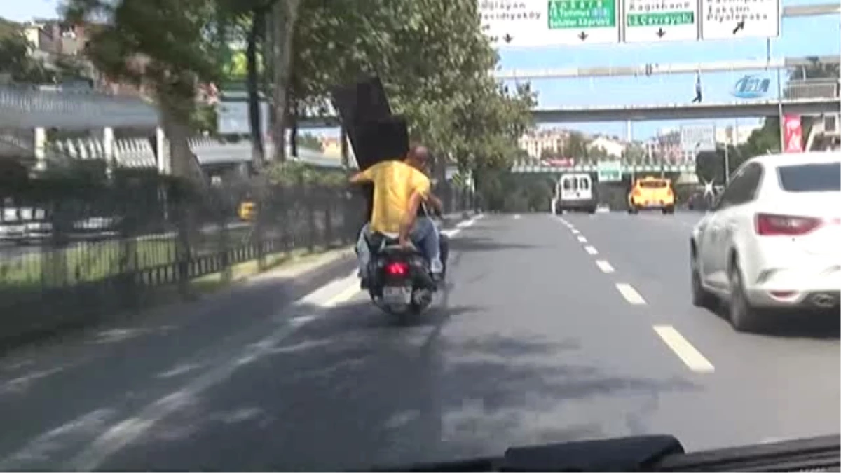 Şişli\'de Trafikte Pes Dedirten Görüntü...motosikletle Mobilya Parçası Taşıdılar