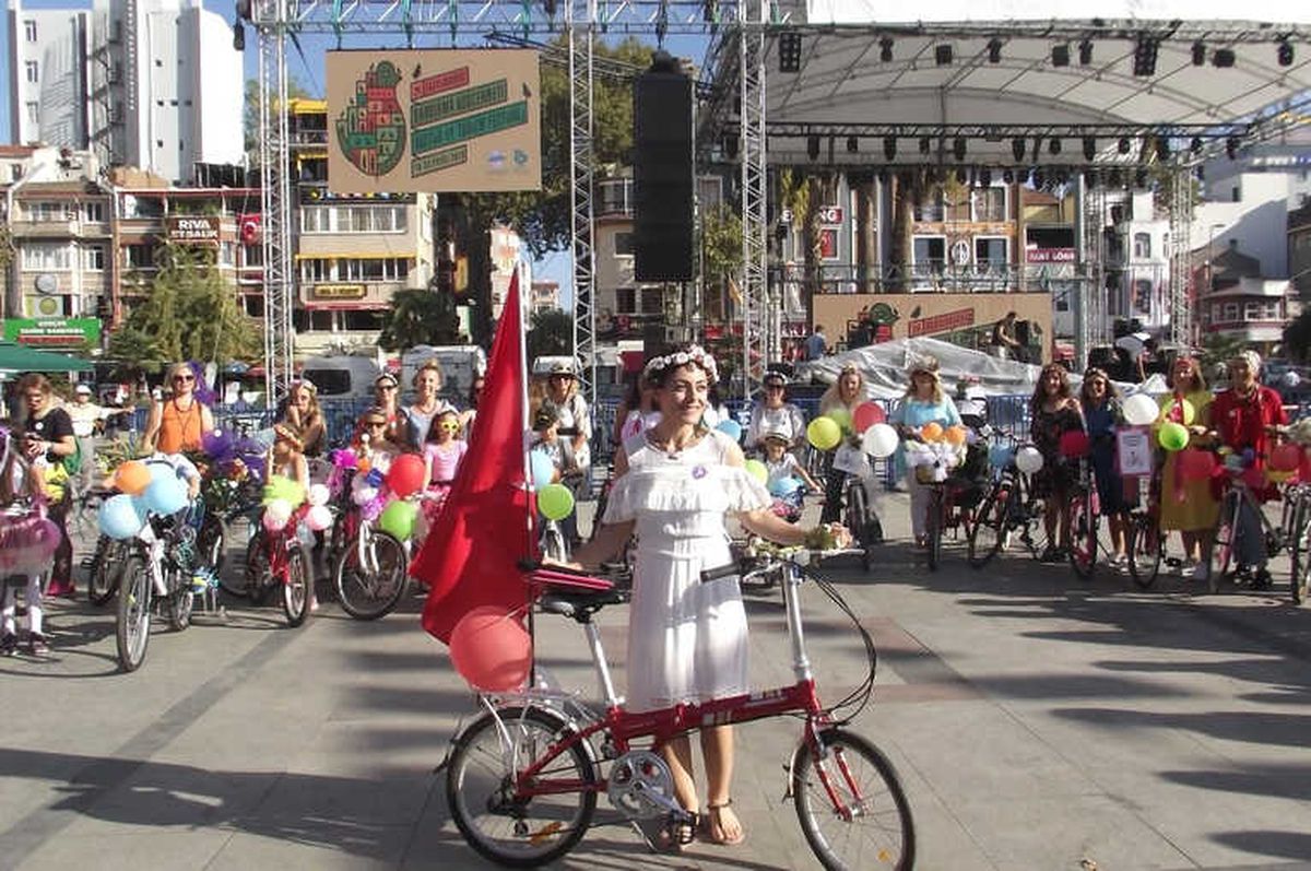 Süslü Kadınlar Bisiklet Turu\'nda Pedallar Kadına Saygı İçin Döndü