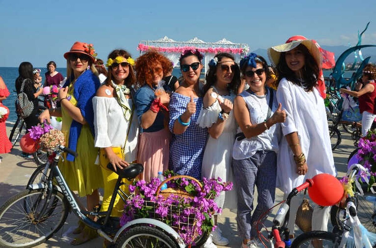Süslü Kadınlar\' Bisikletleriyle Sokaklarda