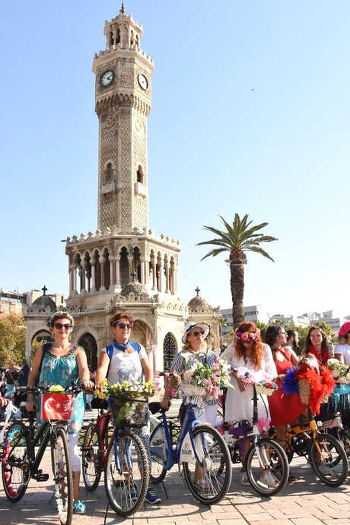 Süslü Kadınlar\', Egzoz Kokusu Yerine Parfüm Kokusu İçin Pedal Çevirdi