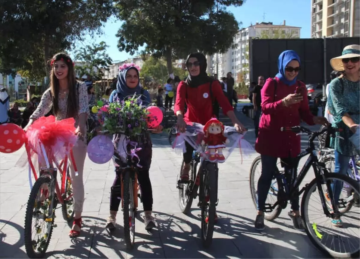 Süslü Kadınlar, Egzoz Kokusuna Karşı Pedal Çevirdi