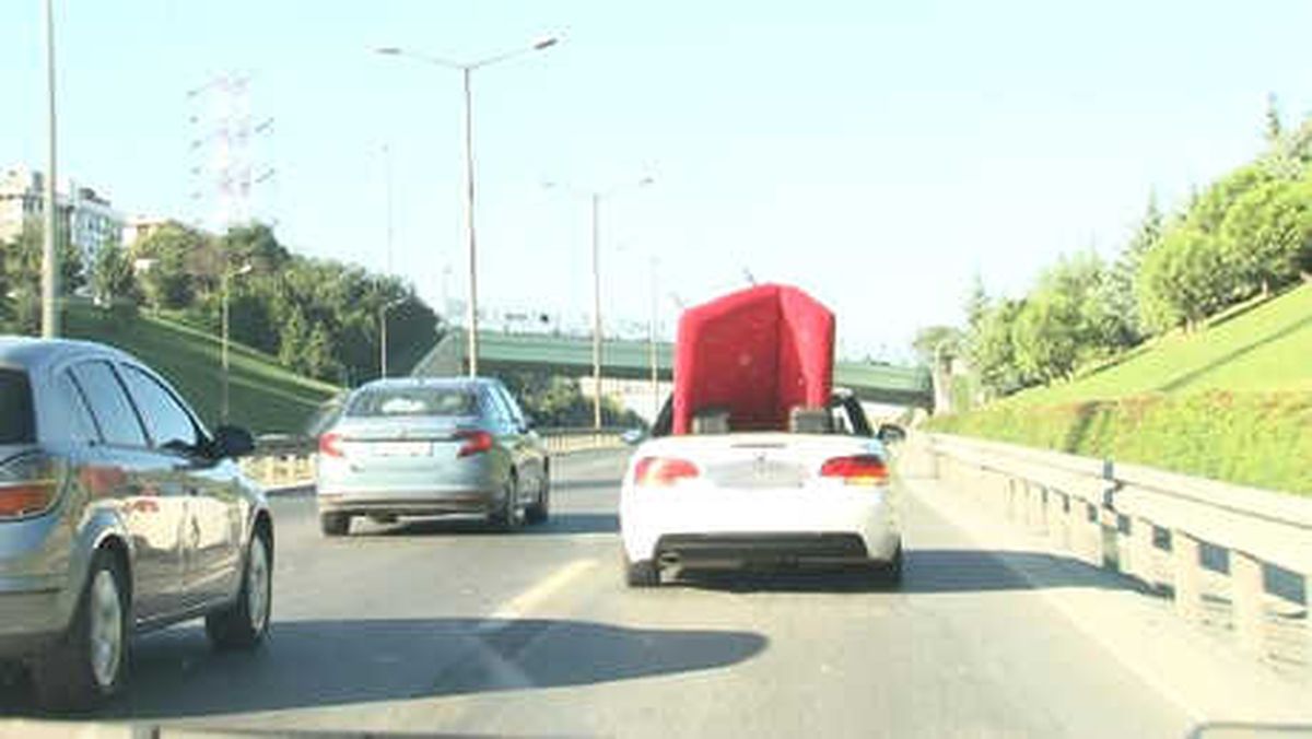 Tem\'de Lüks Araçla Koltuk Taşıdılar