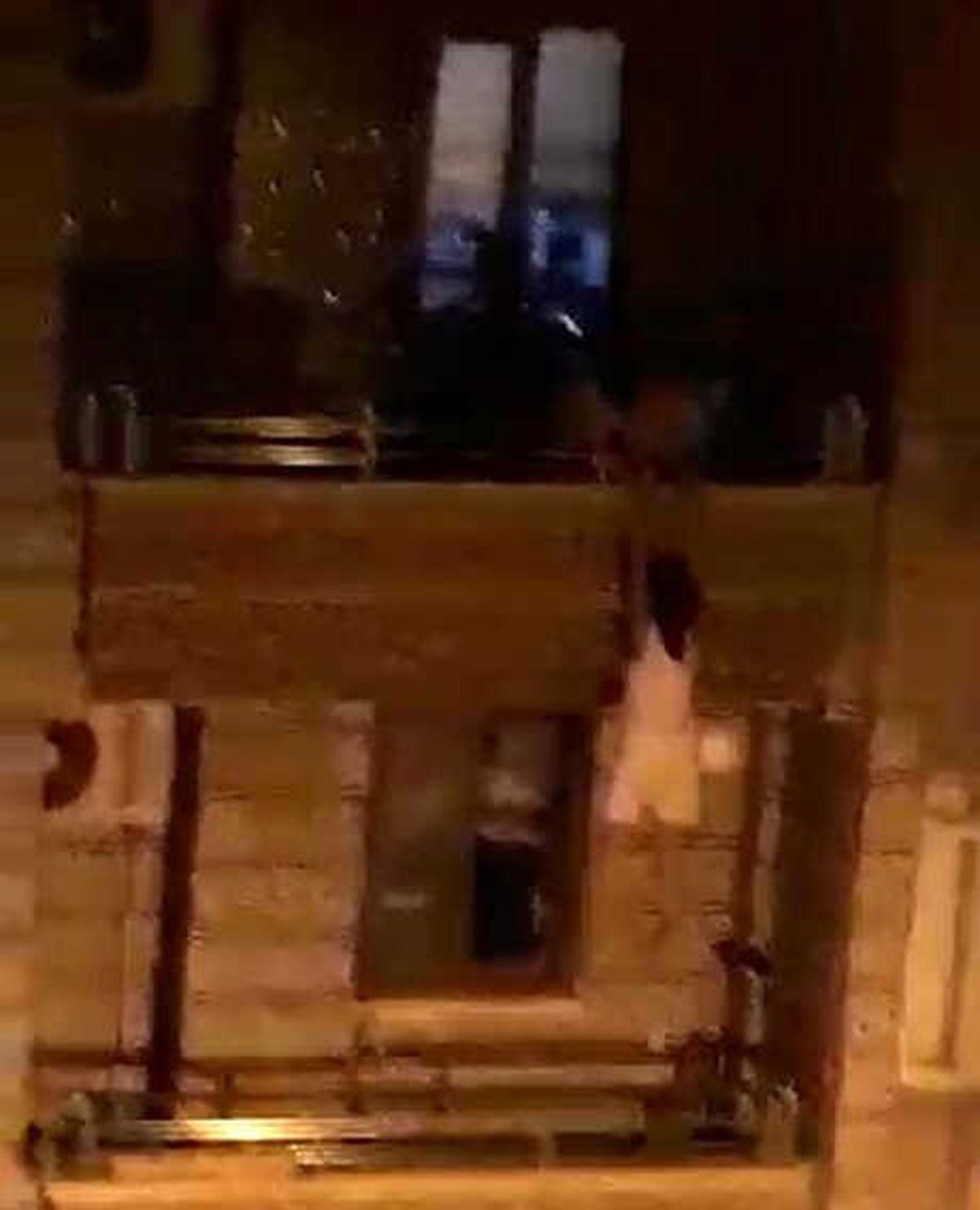 3\'üncü Katın Balkonundan Kendisini Bırakan Genç Kadın Yoğun Bakımda