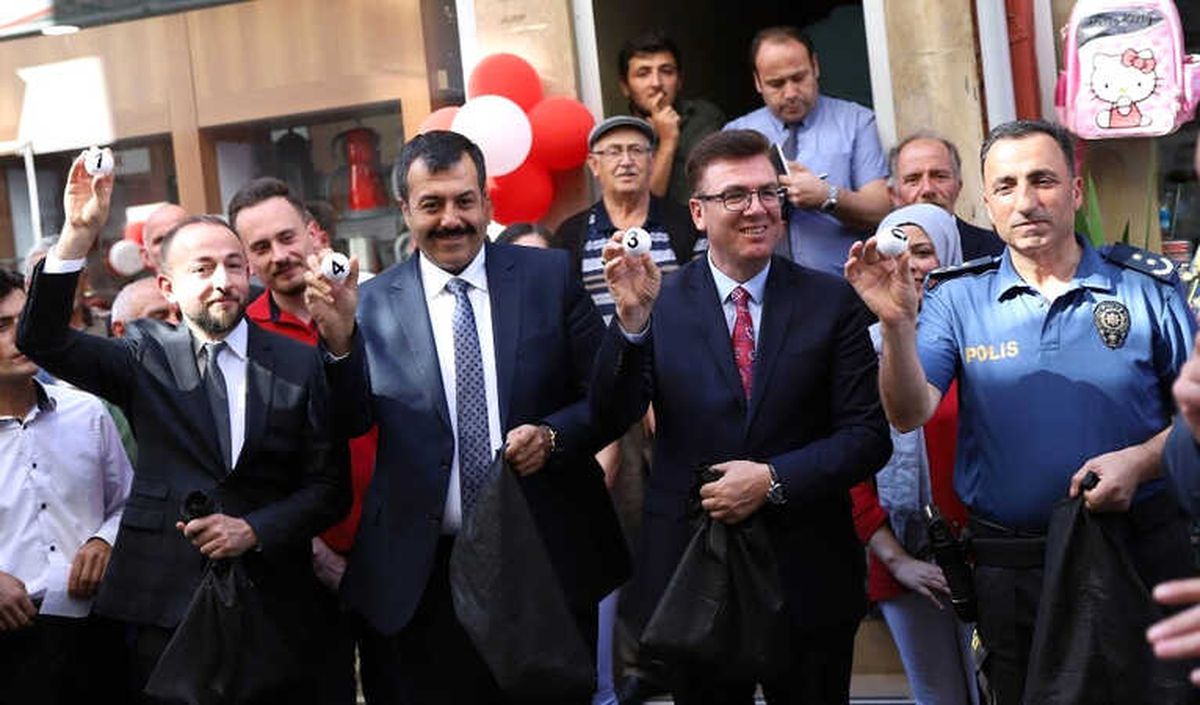 Araba Kazandığını Otobüste Yolculuk Ederken Öğrendi