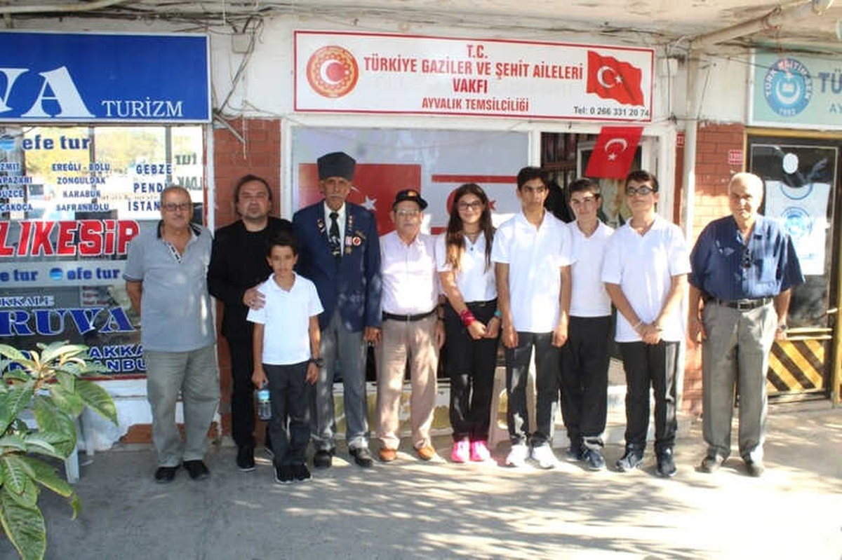 Ayvalık\'ta Mehmet Akif Ersoy Öğrencileri Gazileri Unutmadı