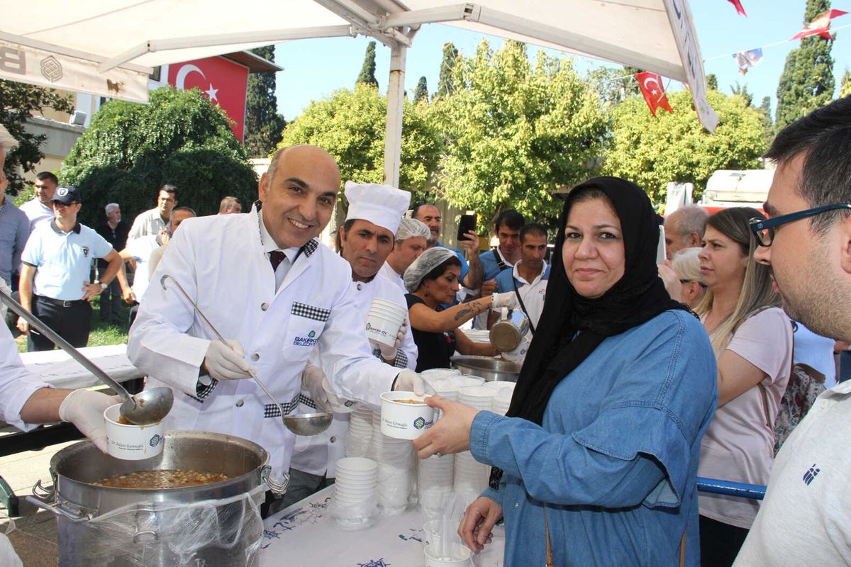 Bakırköy Belediyesi\'nden Meydanda On Binlerce Aşure
