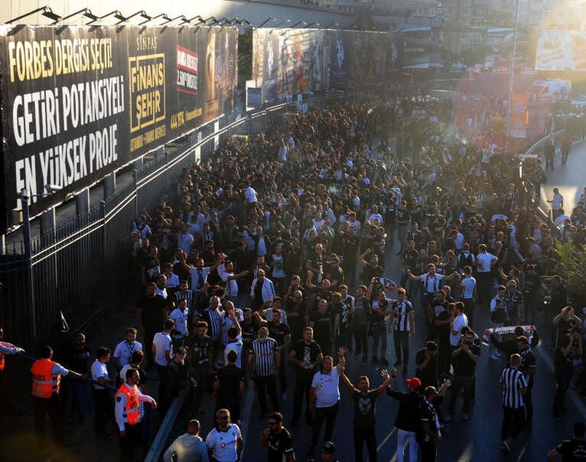 Beşiktaş Taraftarı, Ülker Stadyumu\'na Geldi