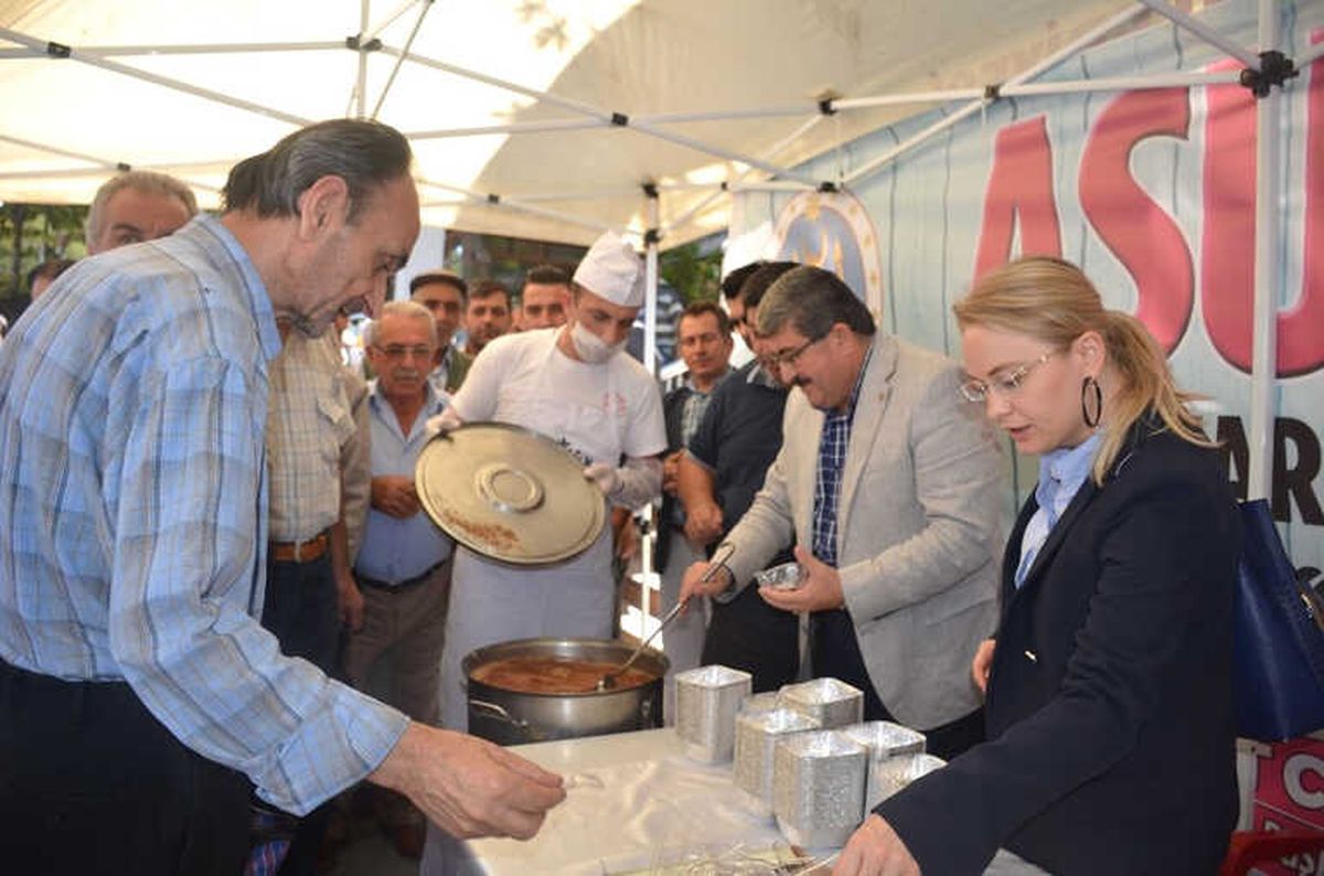 Bilecik Belediyesi\'nden 5 Bin Kişiye Aşure İkramı