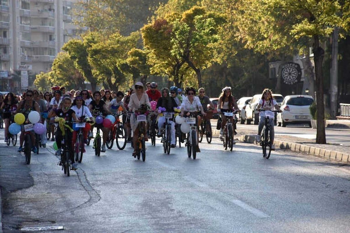 Bursa\'da \'Süslü Kadınlar\' Pedal Çevirdi.