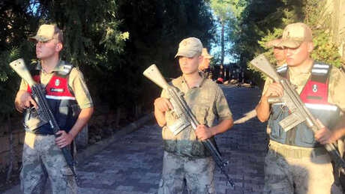Eşini ve Oğlunu Öldürüp Kaçtı (1)