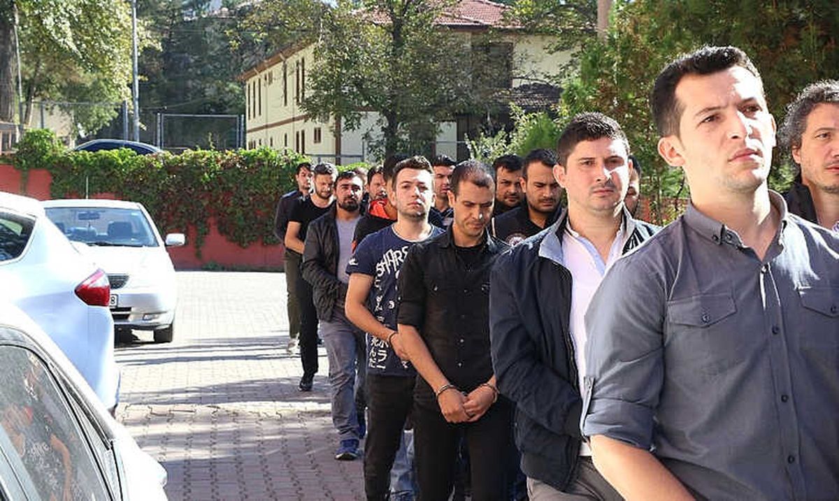 Fetö Şüphelisi 9 Askerden 3\'ü Tutuklandı