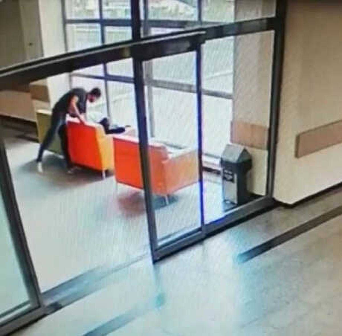 Hastanedeki Cep Telefonu Hırsızı, Kameradan Yakalandı