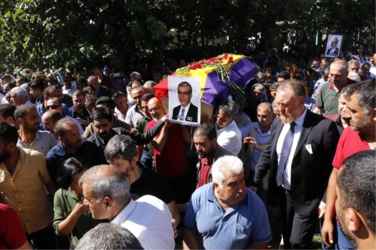 Hdp Eski Milletvekili Ayhan\'ın Cenazesi Siverek\'te (2)
