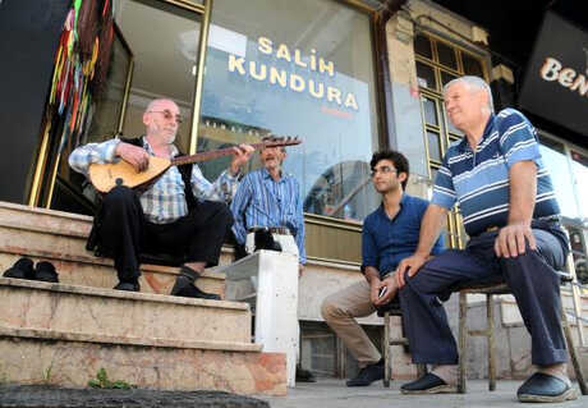 Hem Saz Çalıyor Hem Ayakkabı Tamir Ediyor