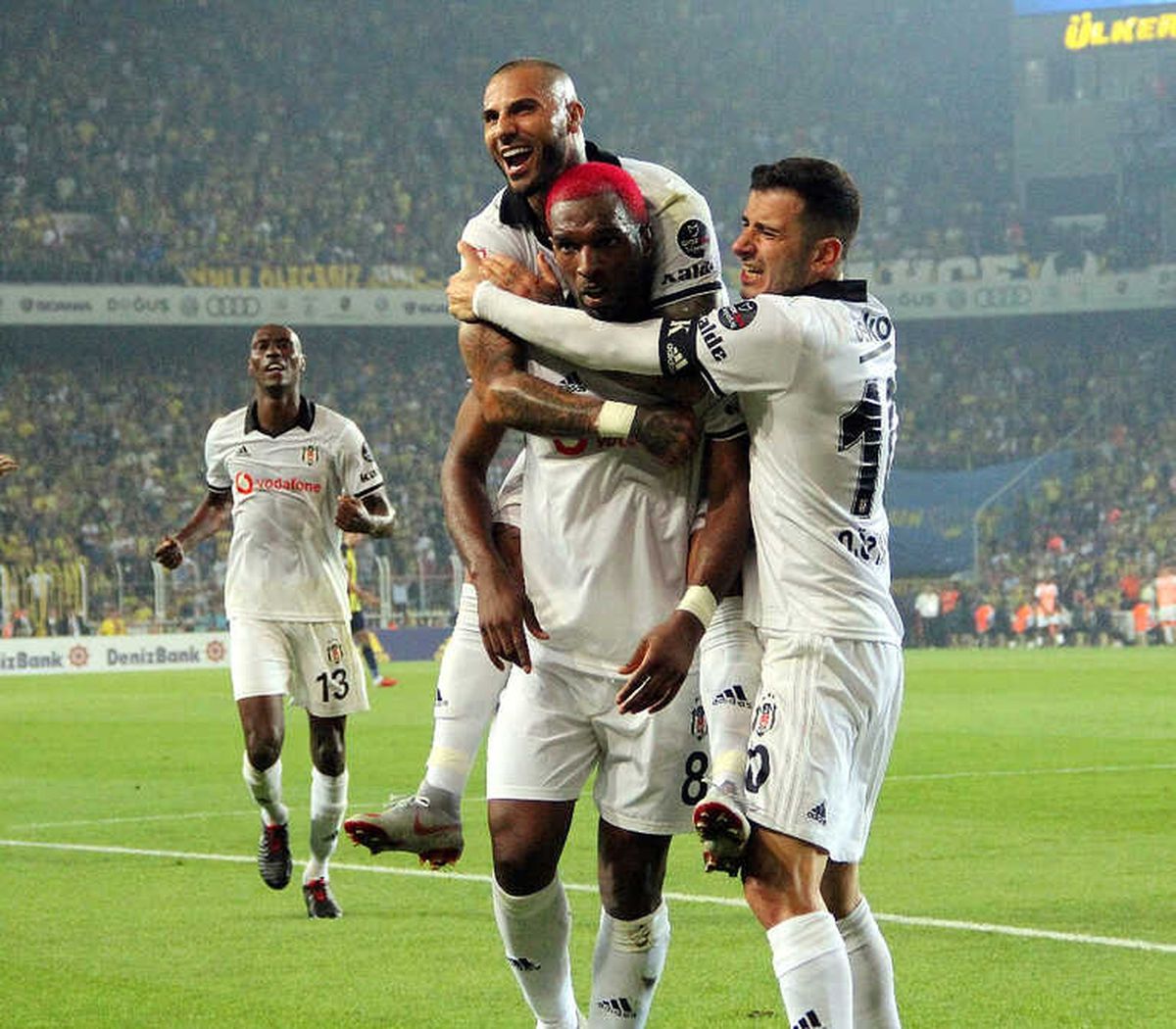 İlk Yarı Beşiktaş\'ın Üstünlüğüyle Bitti