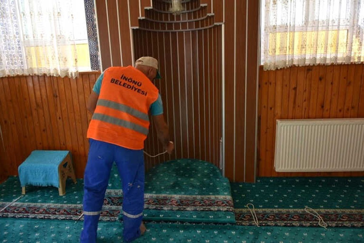 İnönü\'de Camiler ve Park Bahçeler İlaçlanıyor