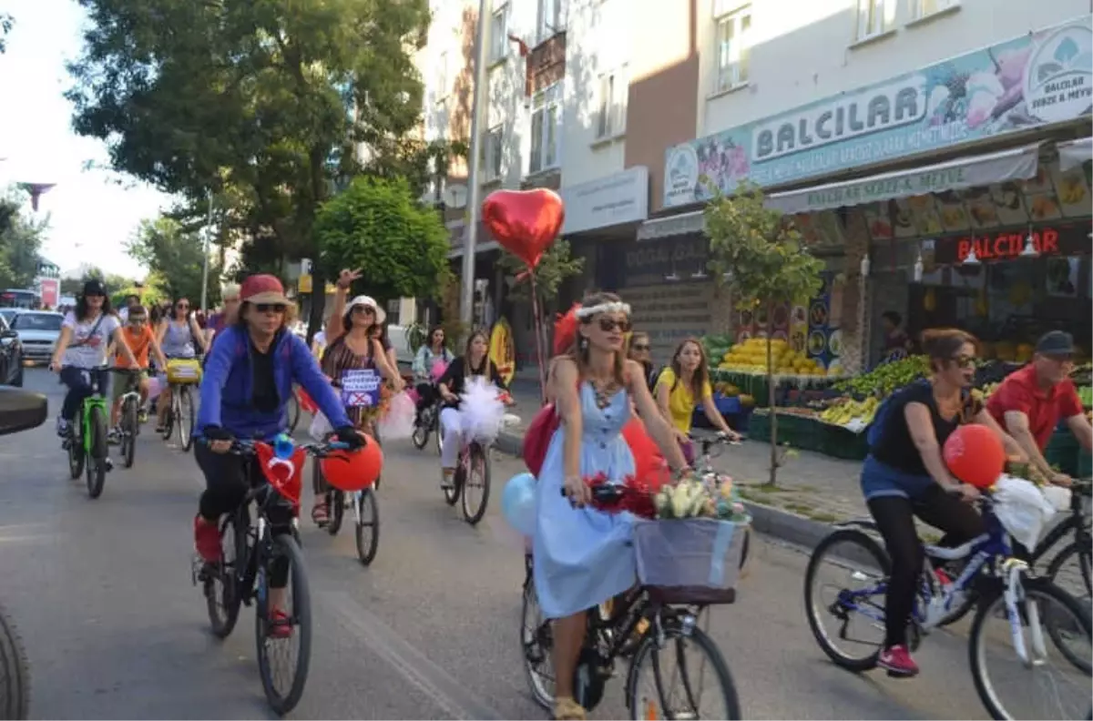 Isparta\'da Süslü Kadınlar Bisiklet Turu