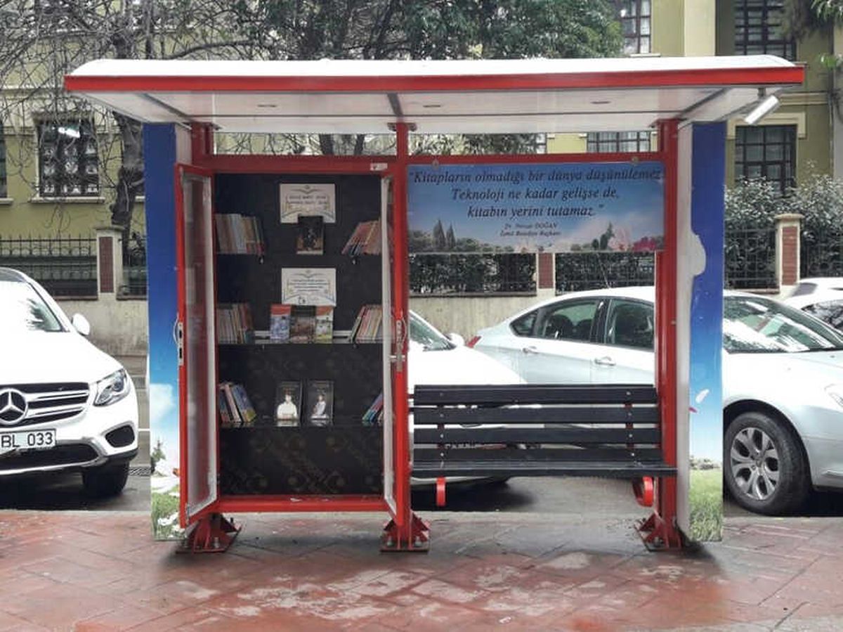 İzmit\'te Sokakta Kitap Var