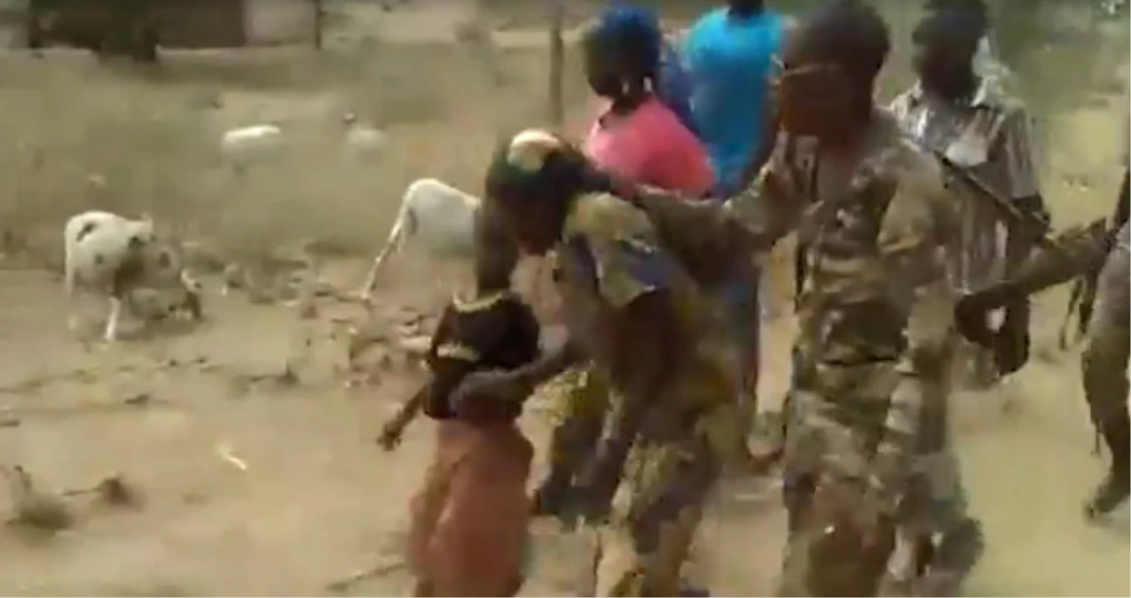 Kamerunlu Askerler, İki Kadın ve İki Çocuğu İnfaza Götürdükleri Anı Kamerayla Kaydetti