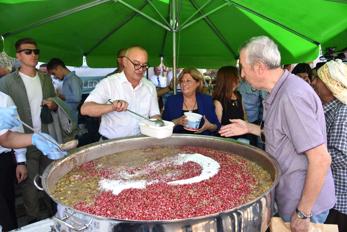 Karaköy\'de Ağızlar Aşureyle Tatlandı