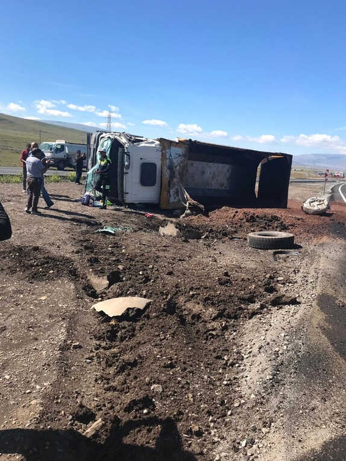 Karayolları Kamyonuyla Beton Mikseri Çarpıştı: 2 Yaralı