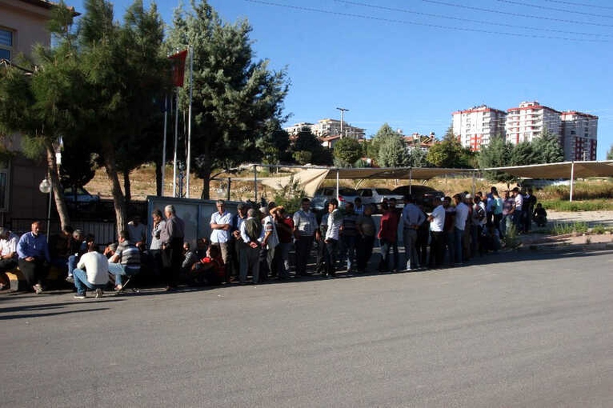 Kilis\'te 9 Aylık İş İçin İşsizler Uzun Kuyruk Oluşturdu